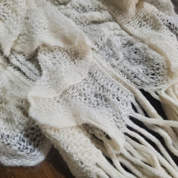 New Women's Pretty Victoria's Secret Soft Ruffle & Fringe Scarf - Ivory Cream - Picture 5 of 6